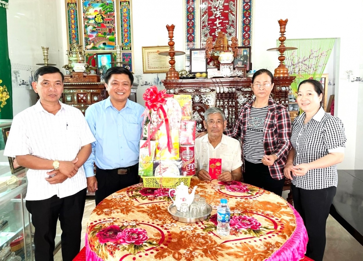 Tặng quà Tết Nguyên đán Giáp Thìn 2024 cho NCT huyện Tân Thạnh, tỉnh Long An