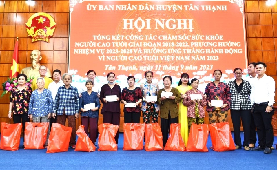 Tặng quà NCT hoàn cảnh khó khăn tỉnh Long An