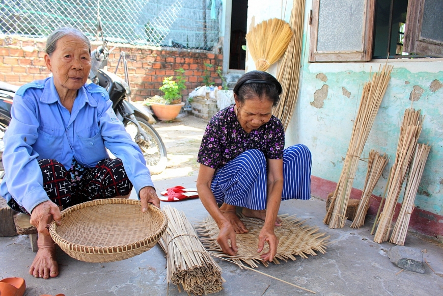 Bà Nguyễn Thị Bông đang nói về làng nghề đan lát Yến Nê.