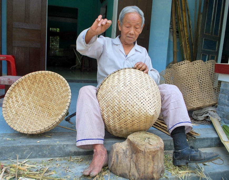 Cố nghệ nhân đan đát Nguyễn Phú Chính đang đan “đồ diễn”