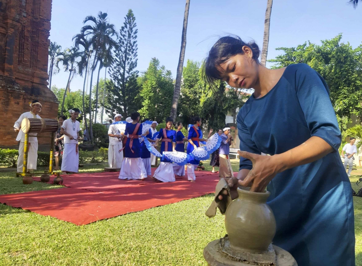 Tỉnh Bình Định: Du khách thích thú xem múa Chăm bên tháp cổ nghìn năm tuổi