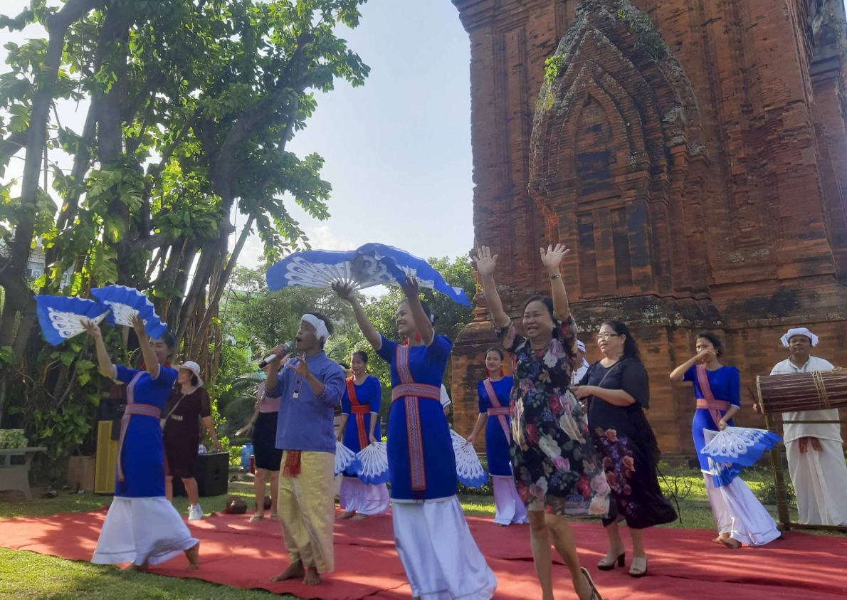 Tỉnh Bình Định: Du khách thích thú xem múa Chăm bên tháp cổ nghìn năm tuổi