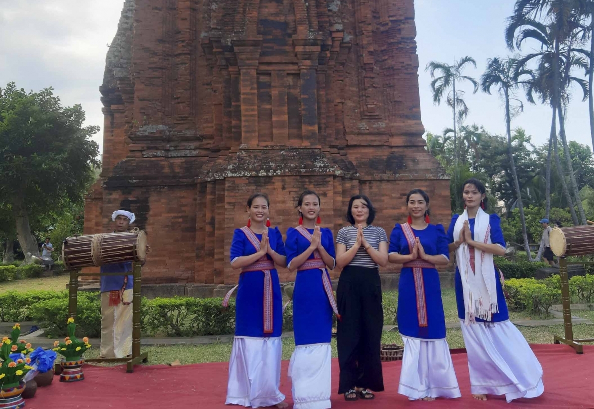 Tỉnh Bình Định: Du khách thích thú xem múa Chăm bên tháp cổ nghìn năm tuổi