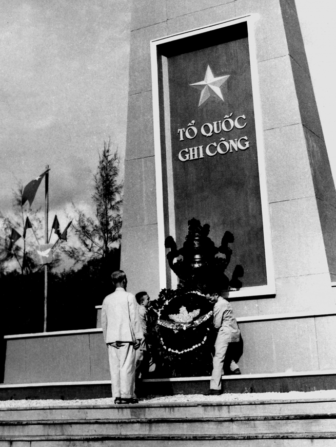 Bác Hồ viếng nghĩa trang liệt sĩ. (Ảnh tư liệu)