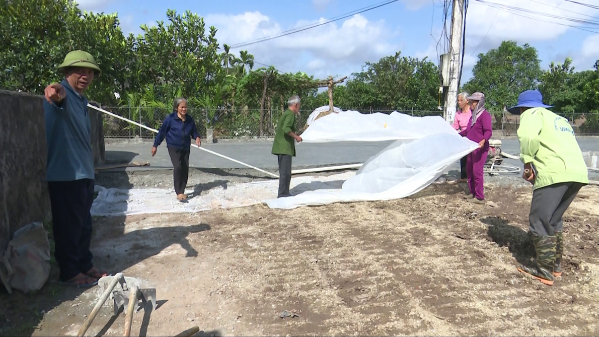 NCT ở xã Trực Khang đóng góp tiền của, ngày công làm đường giao thông thôn xóm.