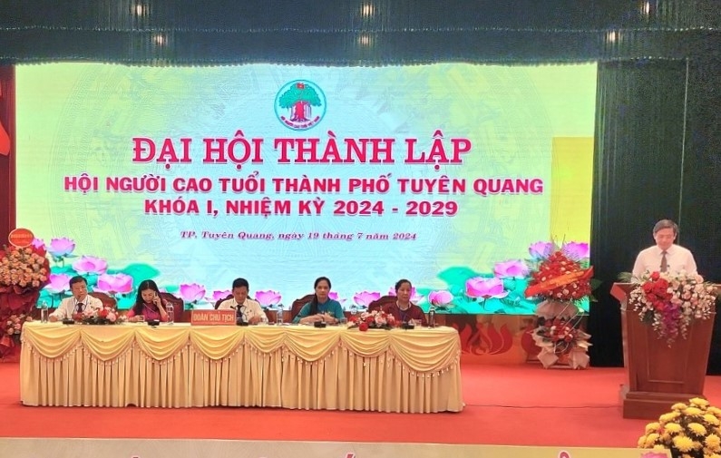 Ông Tạ Đức Tuyên, Uỷ viên Ban Thường vụ Tỉnh ủy, Bí thư Thành ủy Tuyên Quang đến dự và phát biểu ý kiến chỉ đạo Đại hội