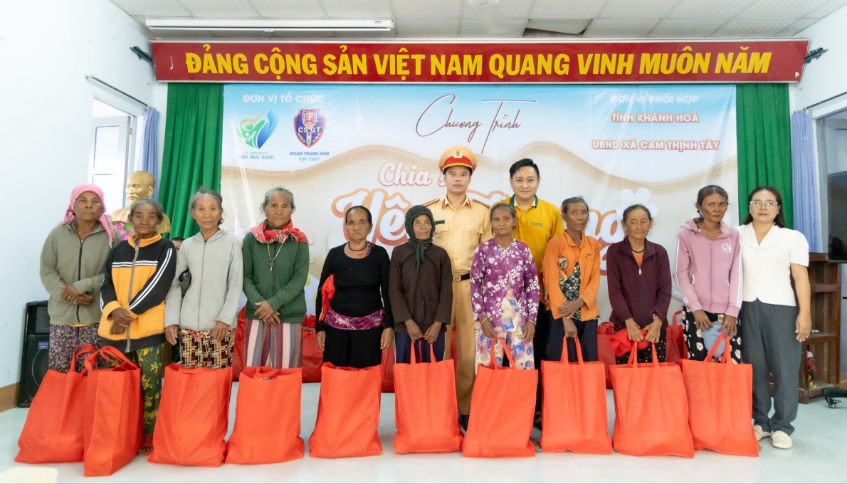 CLB Ban Mai Xanh chia sẻ yêu thương đến với bà con xã Cam Thịnh Tây