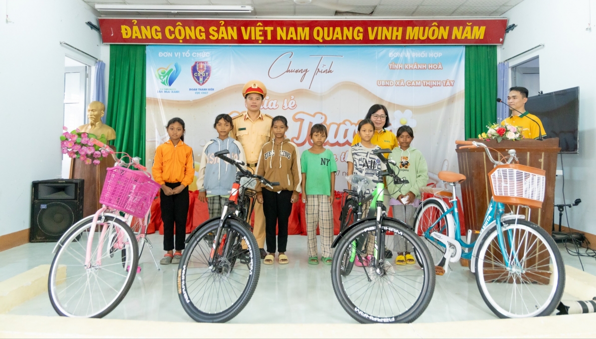 CLB Ban Mai Xanh chia sẻ yêu thương đến với bà con xã Cam Thịnh Tây