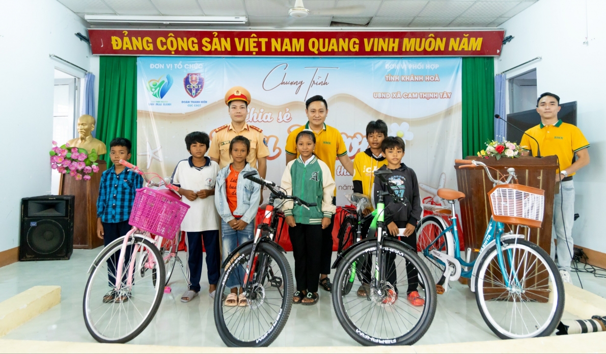 CLB Ban Mai Xanh chia sẻ yêu thương đến với bà con xã Cam Thịnh Tây