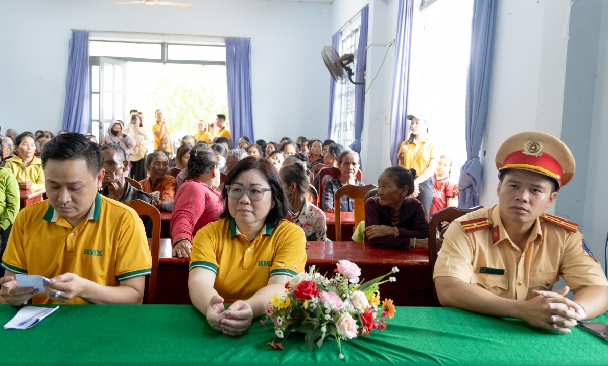 CLB Ban Mai Xanh chia sẻ yêu thương đến với bà con xã Cam Thịnh Tây