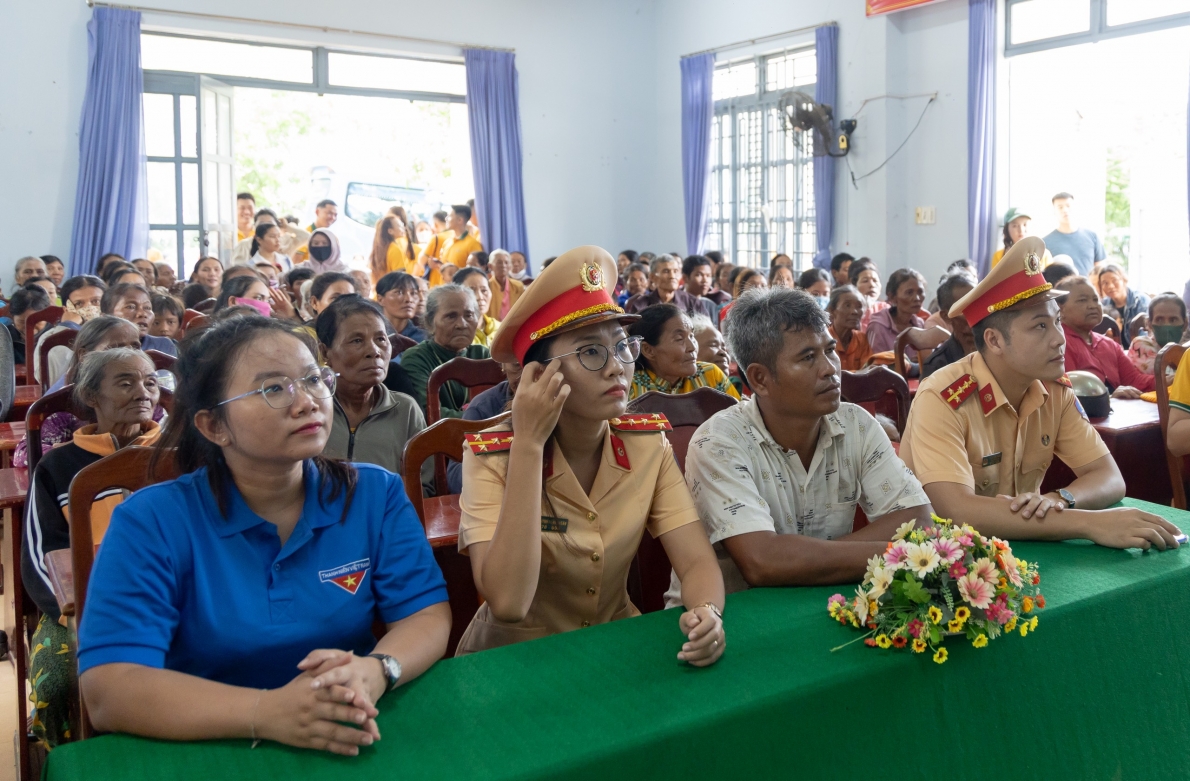 CLB Ban Mai Xanh chia sẻ yêu thương đến với bà con xã Cam Thịnh Tây