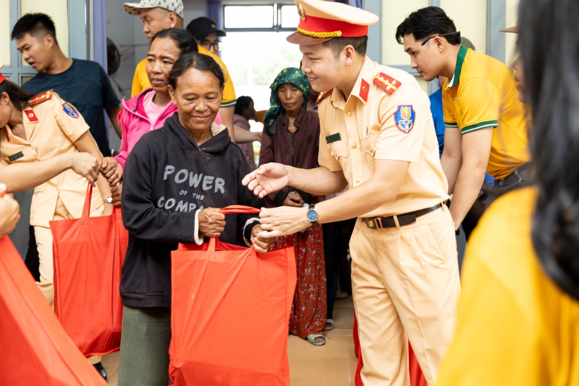 CLB Ban Mai Xanh chia sẻ yêu thương đến với bà con xã Cam Thịnh Tây