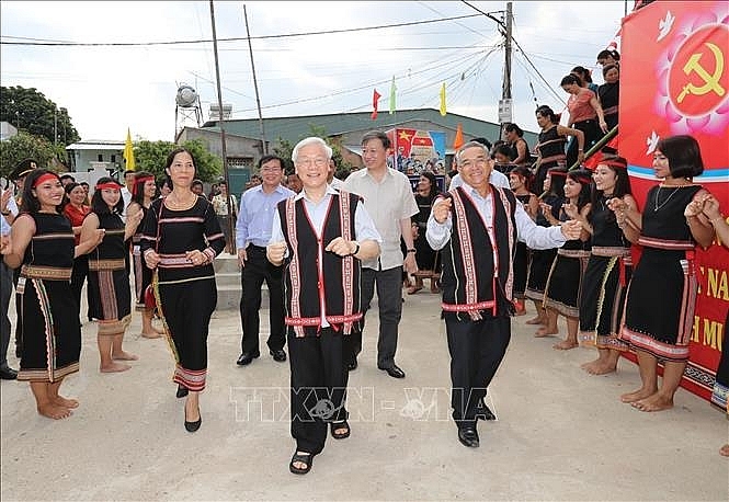 Tổng Bí thư Nguyễn Phú Trọng tham gia điệu múa truyền thống của đồng bào dân tộc tại thôn Kon Rơ Bàng 2, xã Vinh Quang, thành phố Kon Tum. Ảnh: Trí Dũng/TTXVN