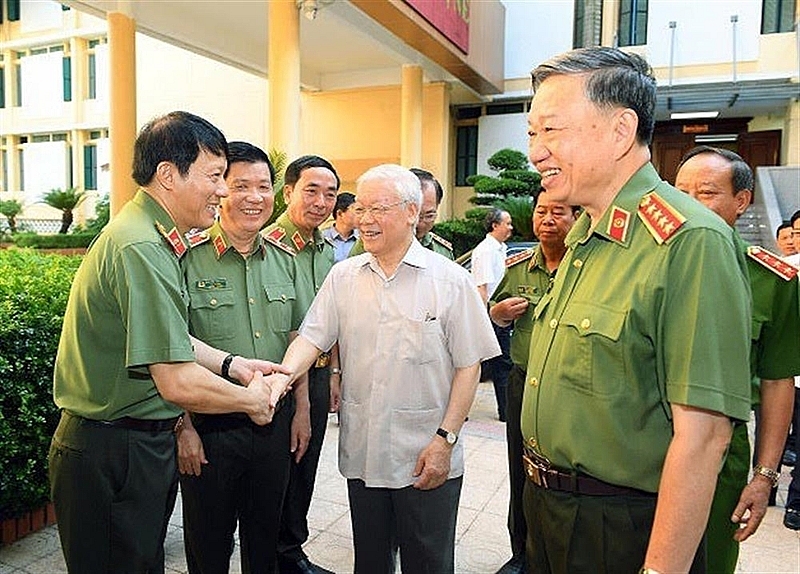 Tổng Bí thư Nguyễn Phú Trọng với các đồng chí trong Đảng uỷ Công an Trung ương tại Hội nghị Đảng uỷ Công an Trung ương 6 tháng đầu năm 2020. Ảnh: BCA. 