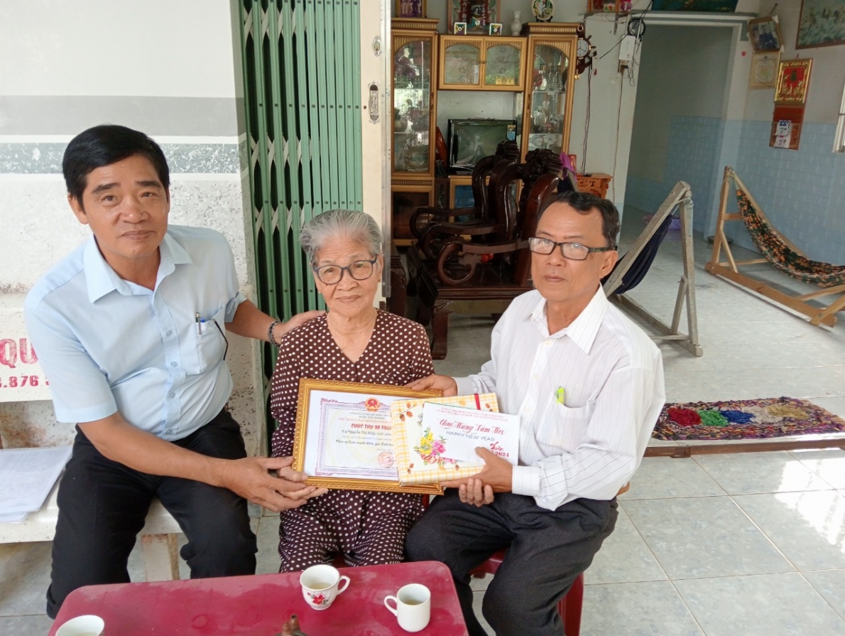 Khám mắt, cấp thuốc miễn phí 1.243 người cao tuổi