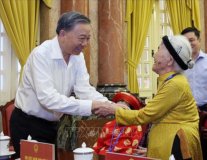 Chủ tịch nước Tô Lâm với Mẹ Việt Nam Anh hùng. Ảnh: Nhan Sáng/TTXVN