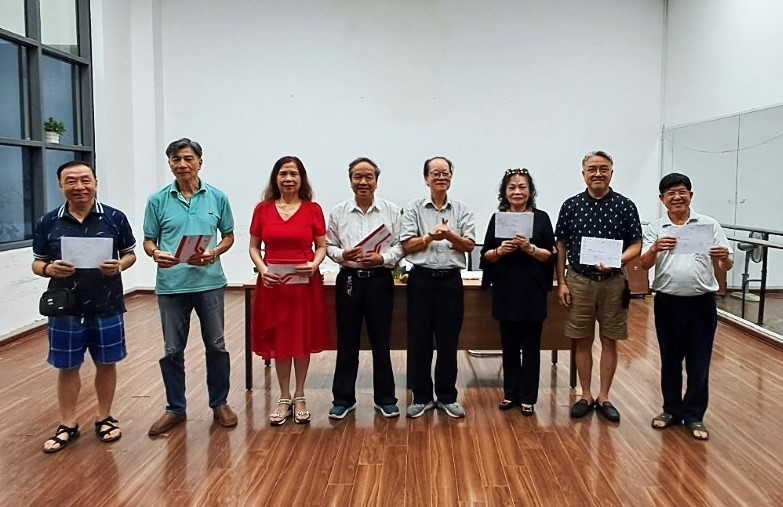 Trưởng đoàn Đỗ Khắc Thiện trao Quyết định thành lập Hội đồng Nghệ thuật cho các Nghệ sĩ