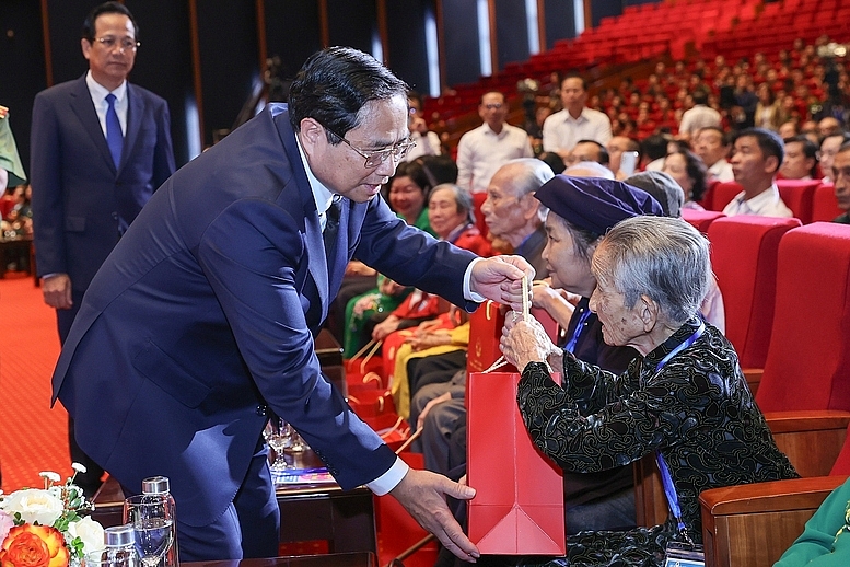 Thủ tướng và lãnh đạo Đảng, Nhà nước trao quà tặng người có công với cách mạng - Ảnh: VGP/Nhật Bắc