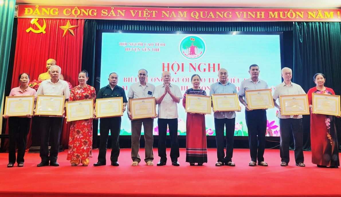 Trao Giấy khen của UBND huyện Yên Thế, tỉnh Bắc Giang cho các cá nhân xuất sắc