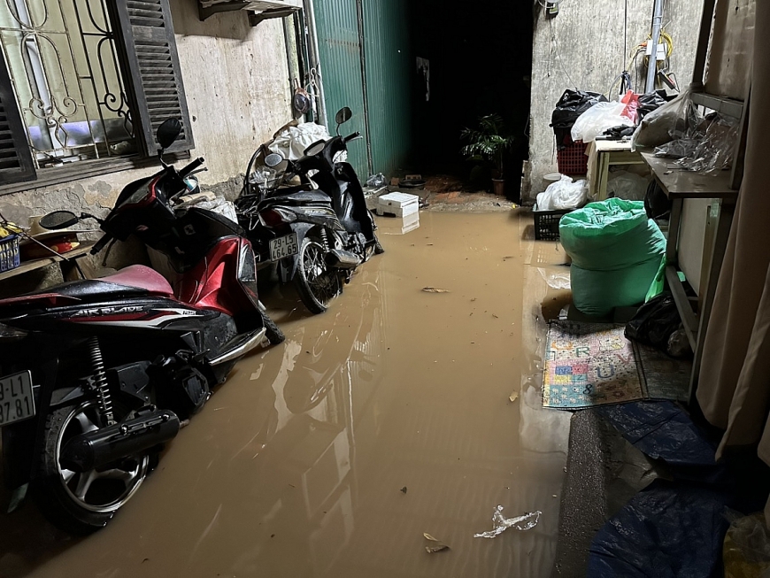 2.	Sau mỗi trận mưa sân nhà ông Đạt lại bị ngập nước