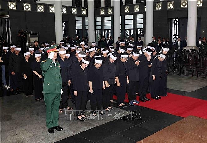 Đoàn gia đình, dòng họ viếng Tổng Bí thư Nguyễn Phú Trọng. Ảnh: TTXVN