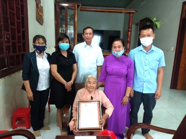 Tặng quà mừng thọ NCT huyện Buôn Đôn, tỉnh Đắk Lắk