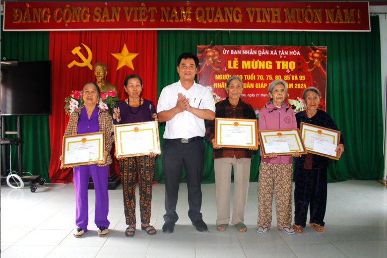 Mừng thọ NCT ở xã Tân Hòa, huyện Buôn Đôn, tỉnh Đắk Lắk