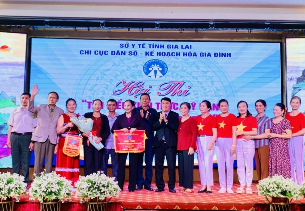 Ban Tổ chức Hội thi trao giải Nhất cho CLB chăm sóc sức khoẻ NCT huyện Chư Sê.