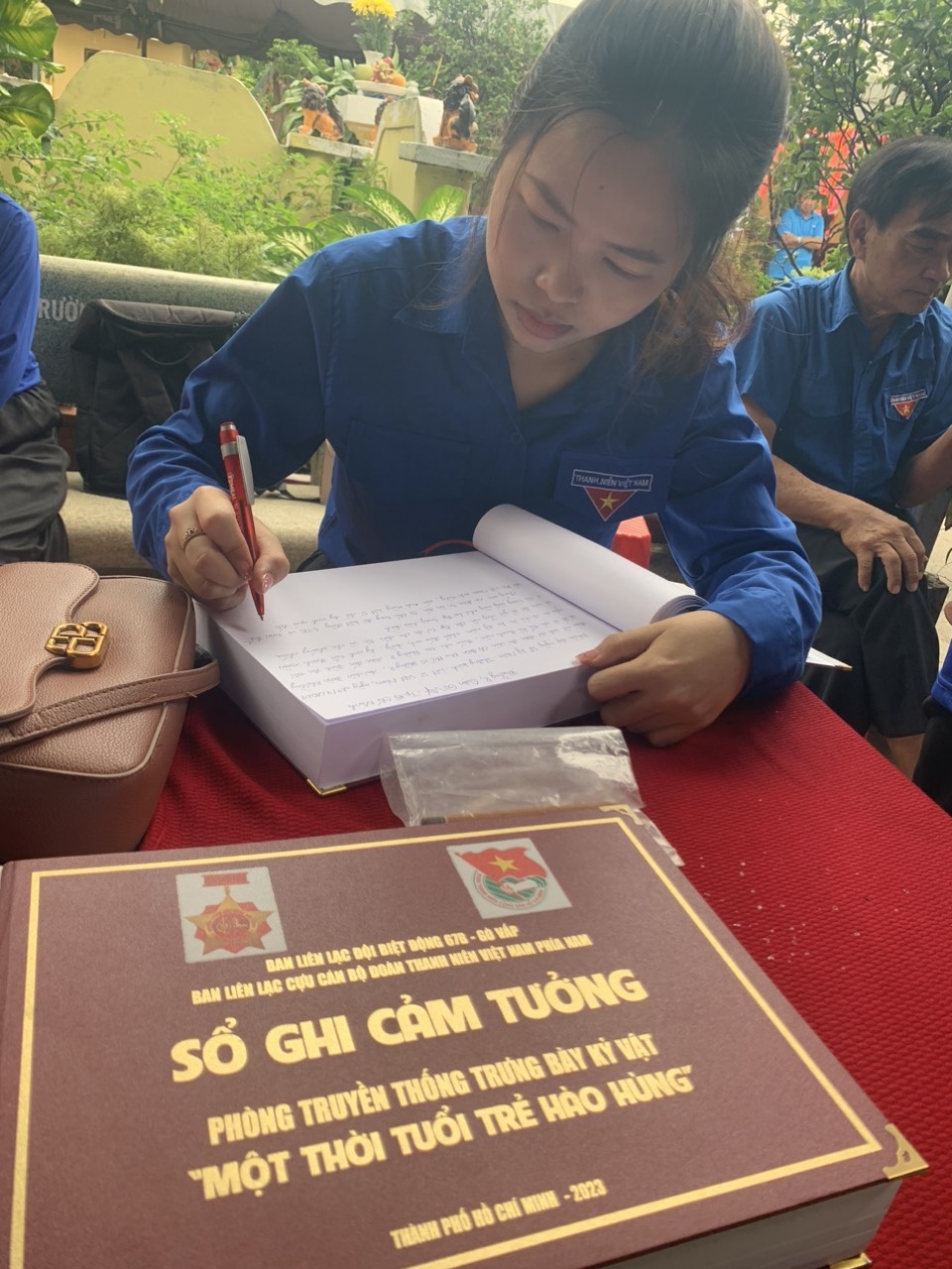 Nghiêng mình tỏ lòng thành kính với các anh hùng liệt sĩ