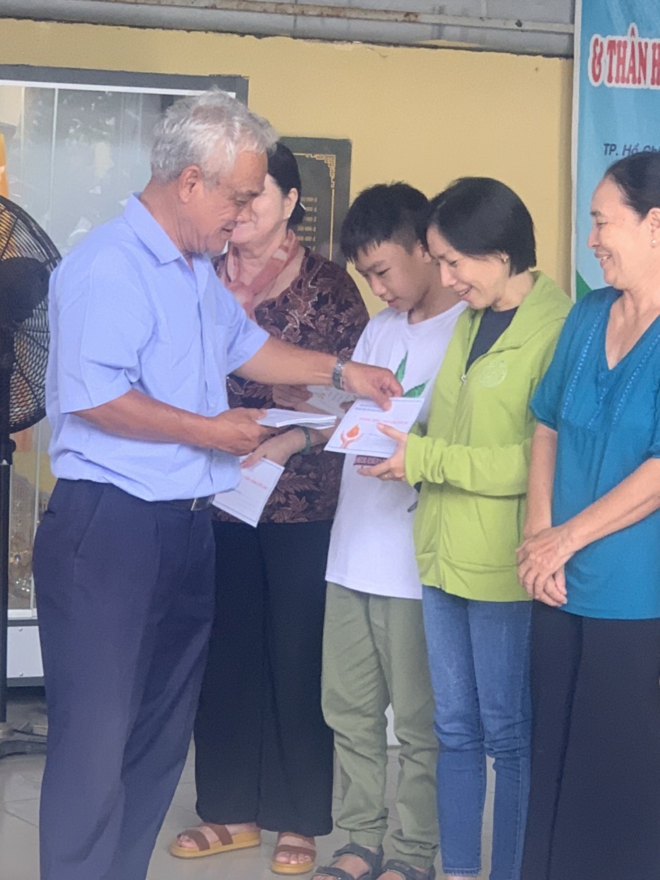 Nghiêng mình tỏ lòng thành kính với các anh hùng liệt sĩ