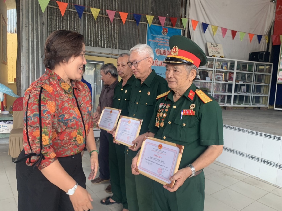 Nghiêng mình tỏ lòng thành kính với các anh hùng liệt sĩ