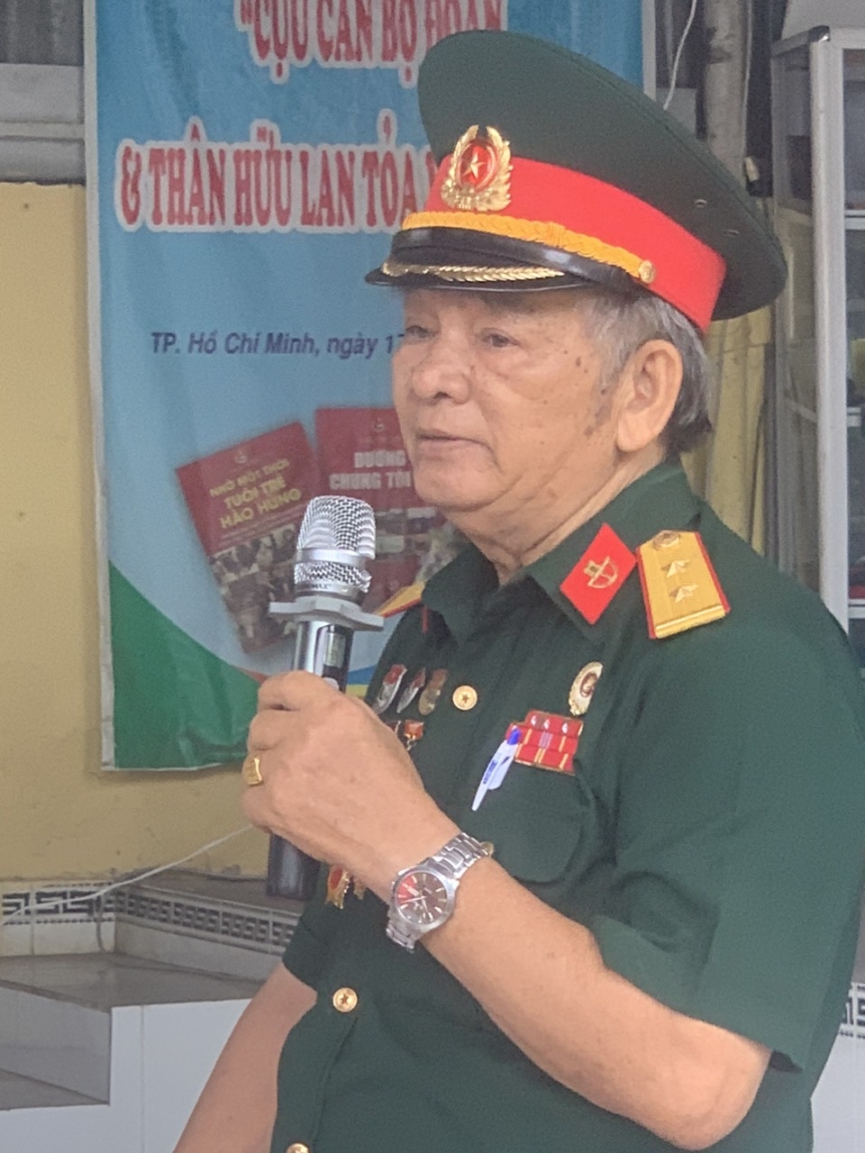 Nghiêng mình tỏ lòng thành kính với các anh hùng liệt sĩ