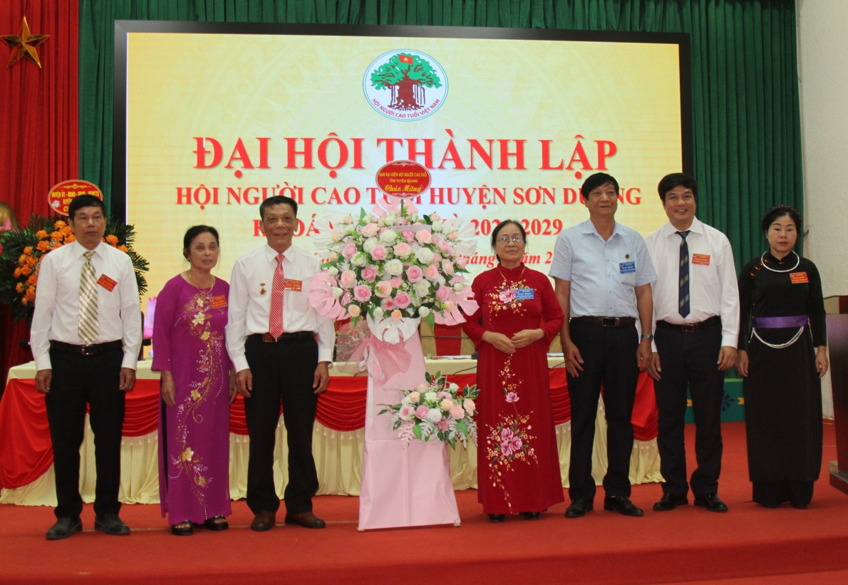 Lãnh đạo Hội NCT tỉnh Tuyên Quang tặng hoa chúc mừng Đại hội