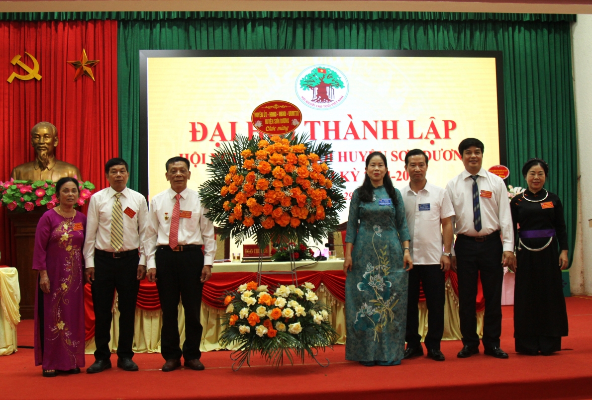 Lãnh đạo huyện Sơn Dương tặng hoa chúc mừng Đại hội