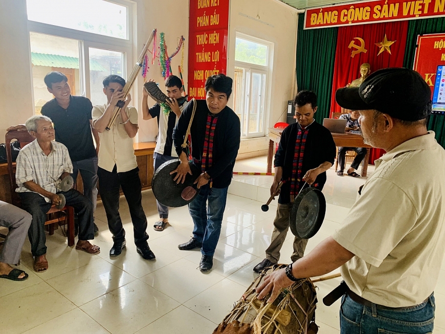 Nghệ nhân Hồ Văn Hồi (bên phải) cùng với nhiều người già khác thường xuyên tổ chức các lớp truyền dạy kỹ năng biểu diễn cồng chiêng, nhạc cụ, điệu múa truyền thống cho mọi người