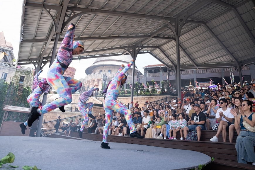 Show diễn luôn “kín chỗ” tại đỉnh Bà Nà hè này