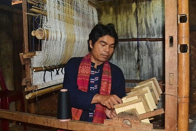 : Để làm ra một bộ trang phục truyền thống của đồng bào Vân Kiều, Pa Kô, ông Hồ Văn Hồi phải mất nhiều tháng trời mới hoàn thành.