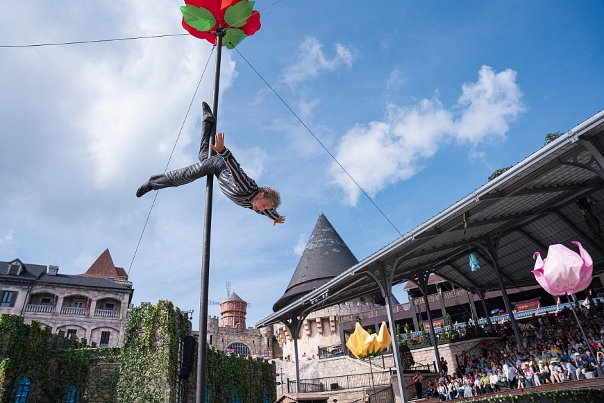 Show diễn luôn “kín chỗ” tại đỉnh Bà Nà hè này