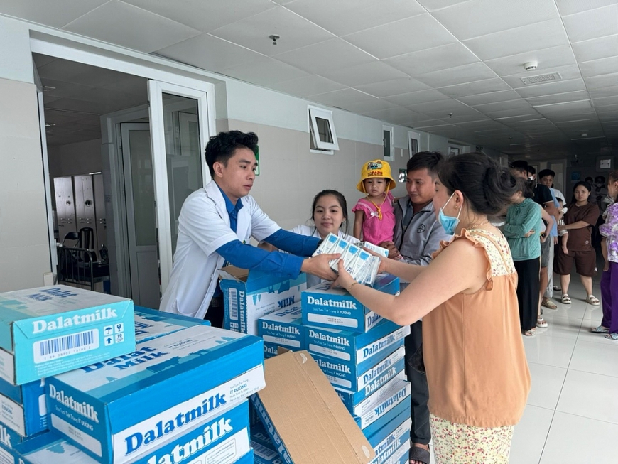 Các y bác sĩ đã tiếp nhận từ Quỹ Vì Tầm Vóc Việt và trao tặng những ly sữa tươi đến với trẻ em đang được điều trị tại  BV Sản nhi Kiên Giang