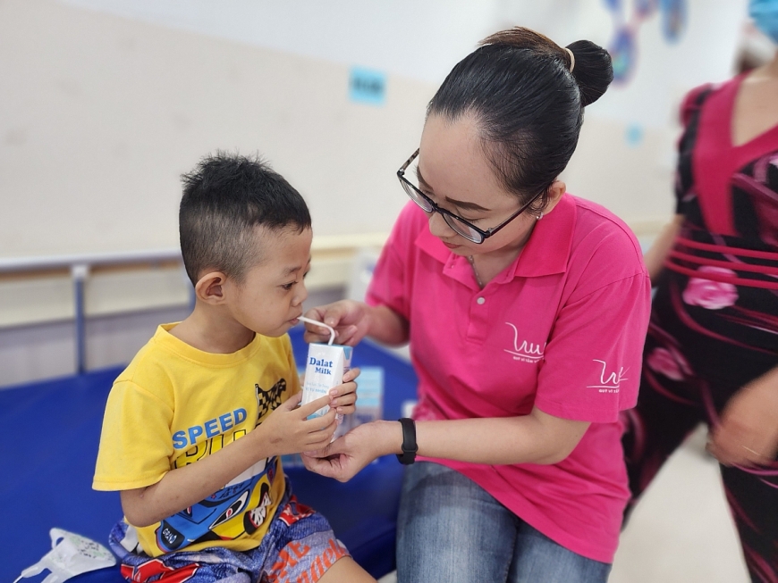 Một em nhỏ tại Bệnh viện Nhi đồng TP.HCM thưởng thức món quà từ Quỹ Vì Tầm Vóc Việt
