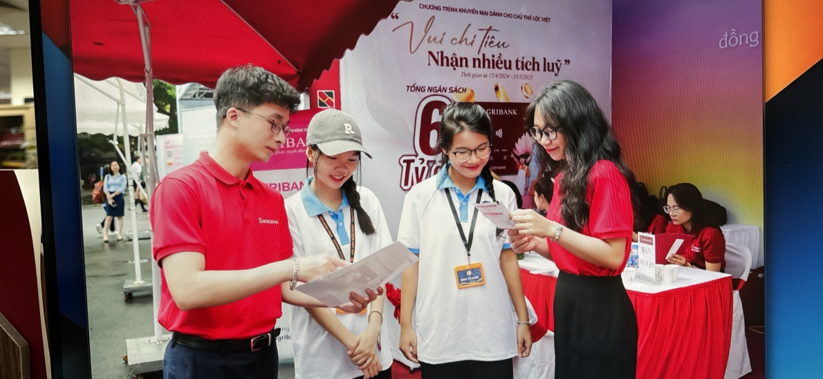 Agribank dành 2,6 tỷ đồng tặng Tân sinh viên 2024