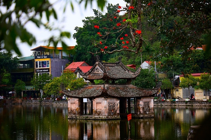 Tòa Thủy đình ở chùa Thầy.