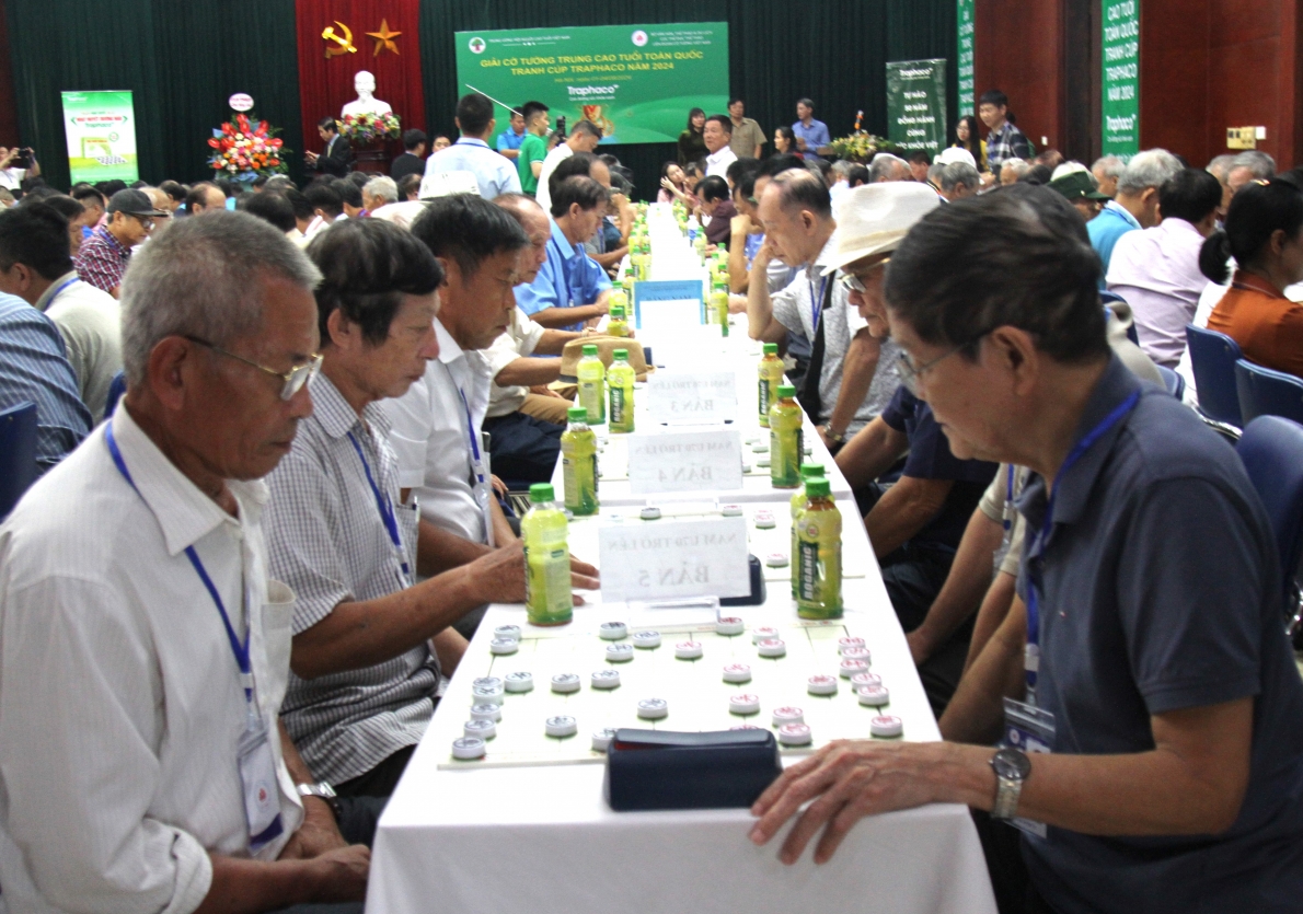 Các kì thủ tập trung thi đấu