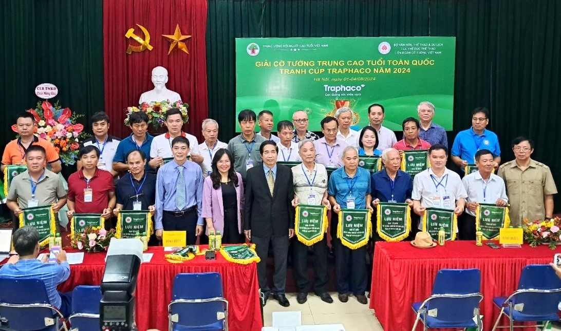 Hội NCT tiếp tục quan tâm các kì thủ cao tuổi