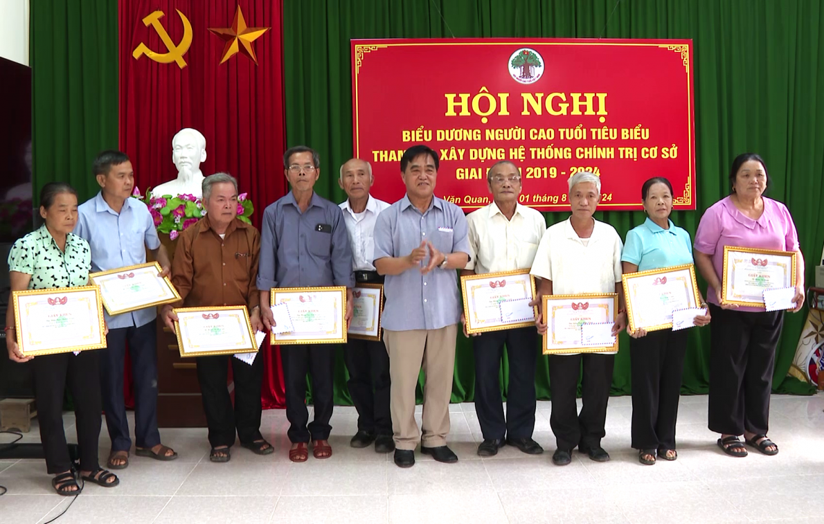 Trao Giấy khen của Hội NCT huyện Văn Quan cho các cá nhân tiêu biểu