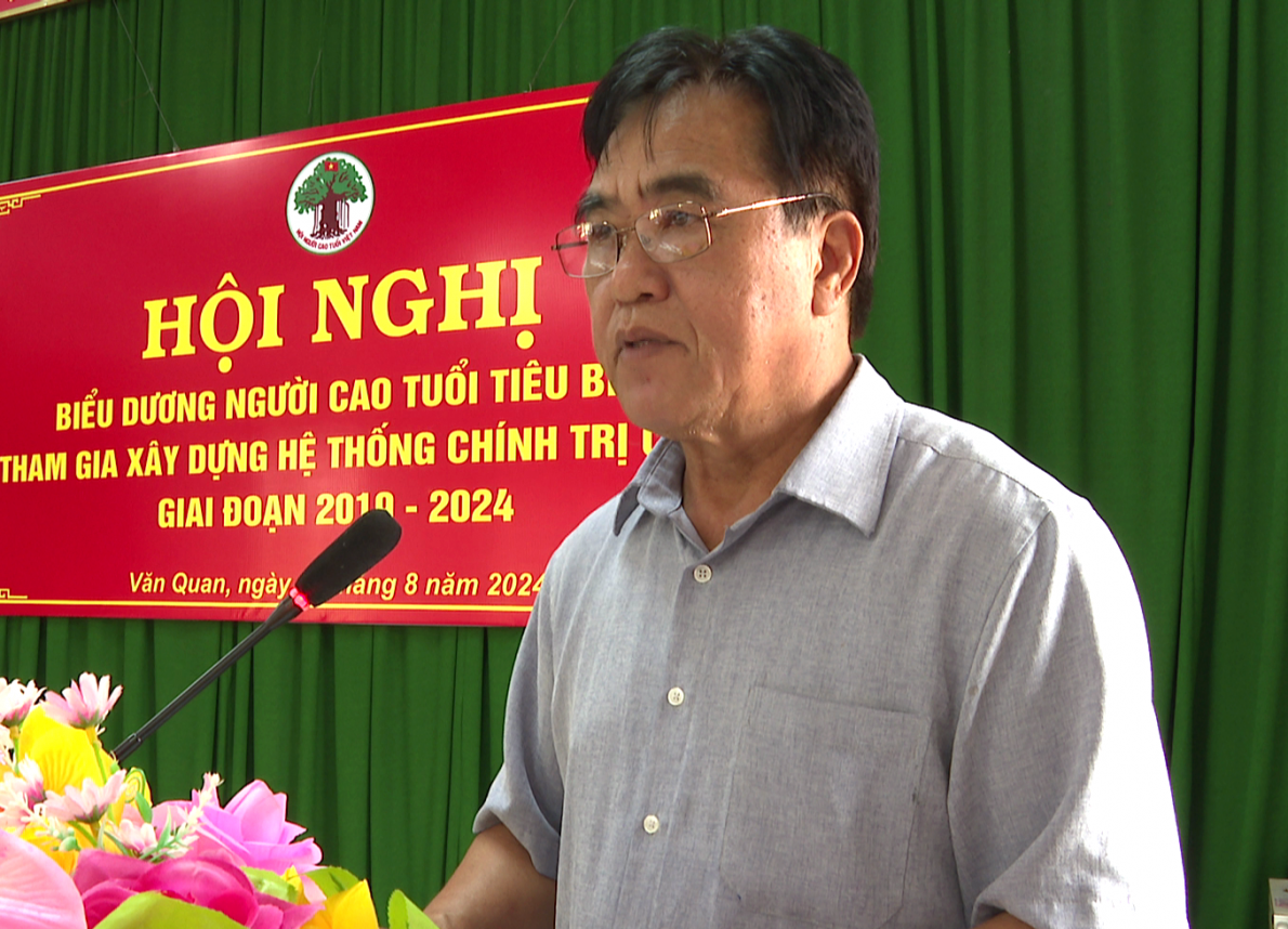 Ông Lương Đình Hoài báo cáo kết quả phong trào NCT Tham gia xây dựng hệ thoogns chính trị cơ sở huyện Văn Quan giai đoạn 2019-2024