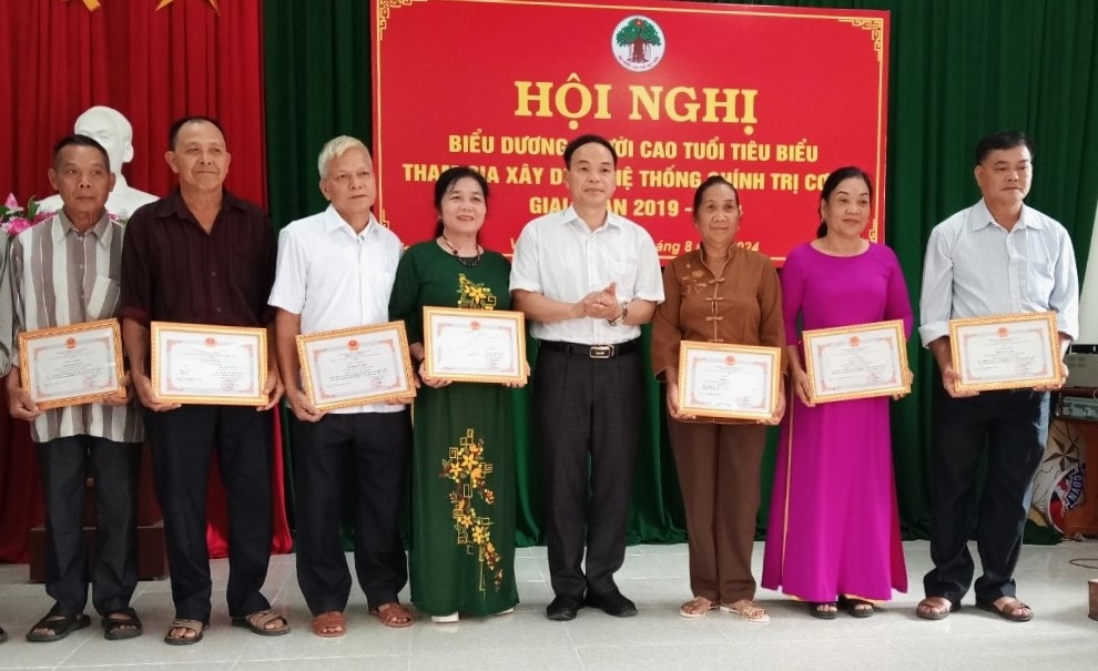 Trao Giấy khen của Chủ tịch UBND huyện Văn Quan tôn vinh NCT tiêu biểu tham gia xây dựng hệ thống chính trị cơ sở giai đoạn 2019-2024