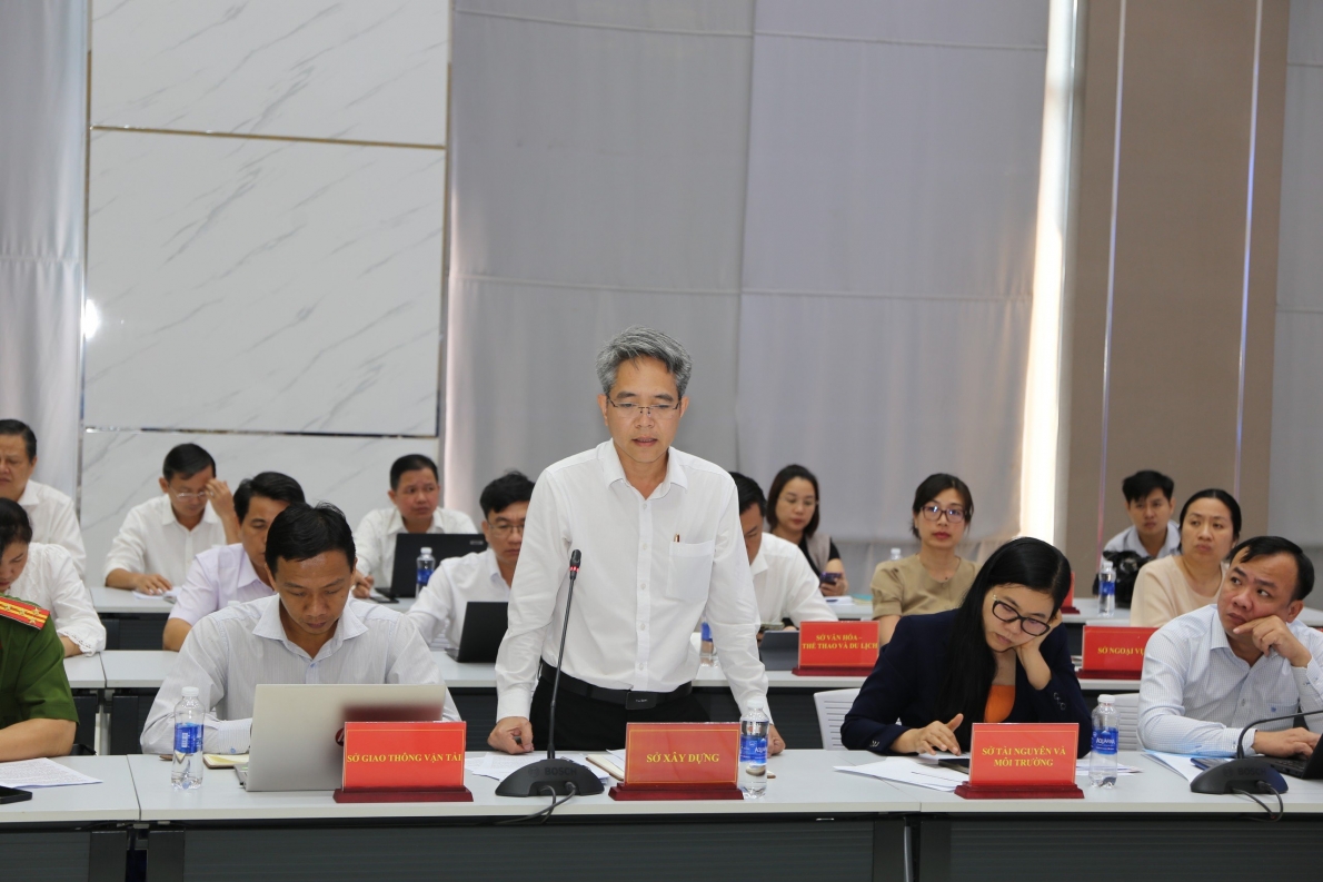 Ông Bồ Kỹ Thuật, Phó Giám đốc Sở Xây dựng phúc đáp nội dung phóng viên quan tâm. 