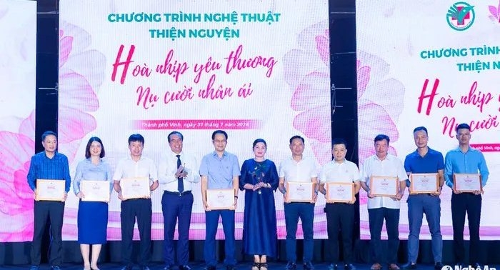 Tổ chức chương trình nghệ thuật 'Hòa nhịp yêu thương - Nụ cười nhân ái'