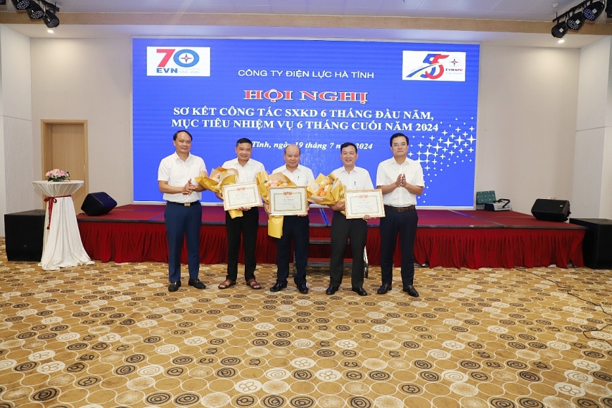 Tại Hội nghị Công đã trao tặng giấy khen và phần thưởng cho các tập thể có thành tich xuất sắc trong công tác SXKD 6 tháng đầu năm 2024.